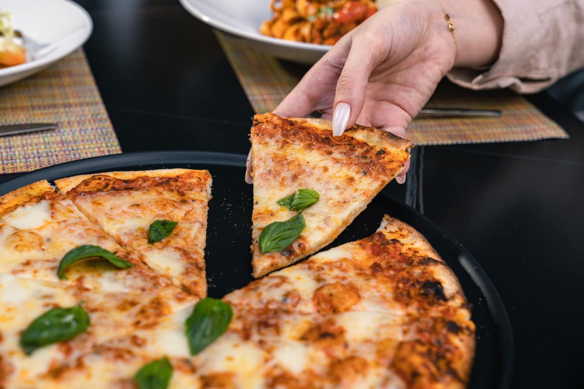 The Abdali Boulevard Hotel Амман Экстерьер фото Pizza