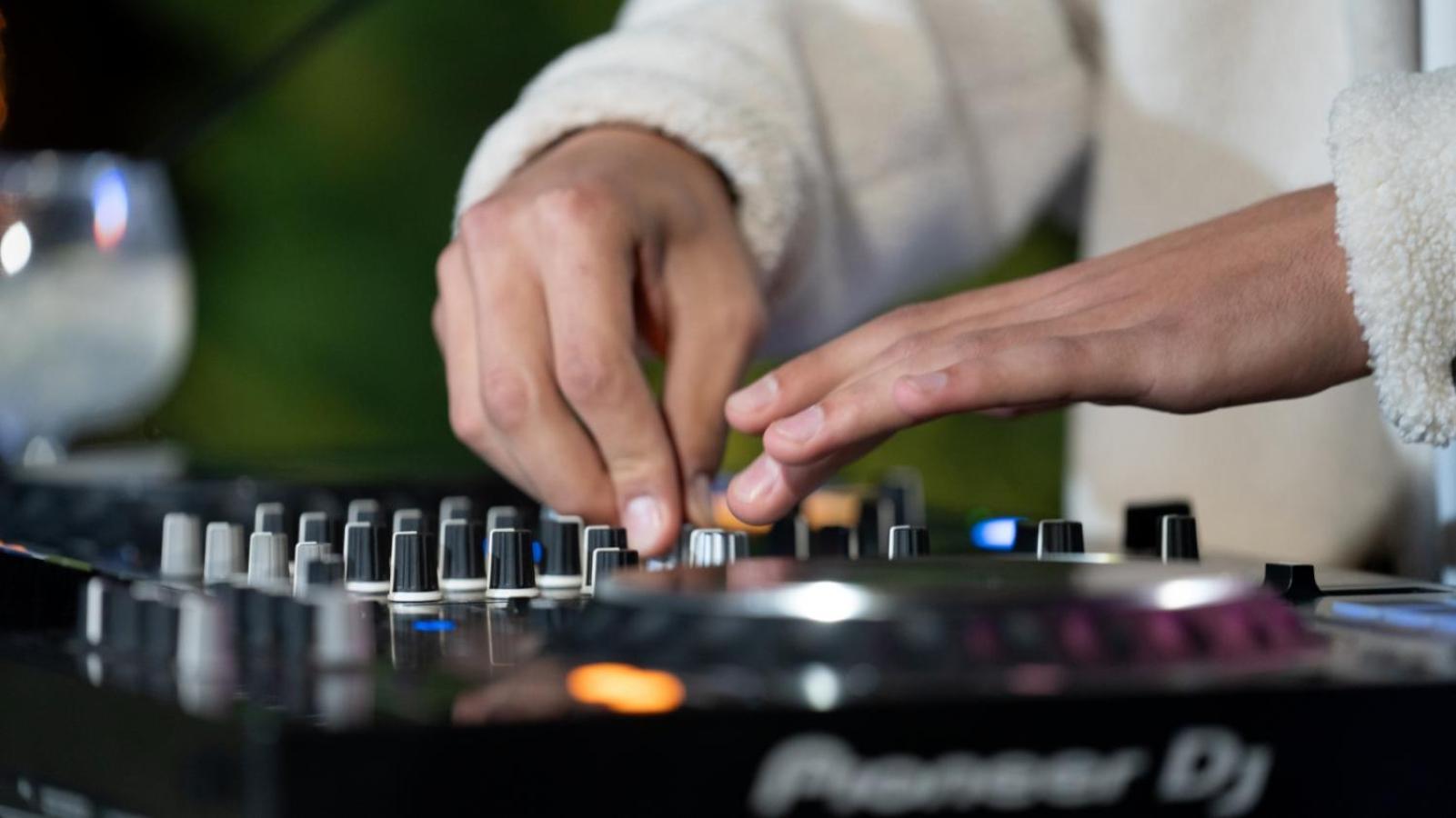 The Abdali Boulevard Hotel Амман Экстерьер фото A DJ using a CDJ-2000