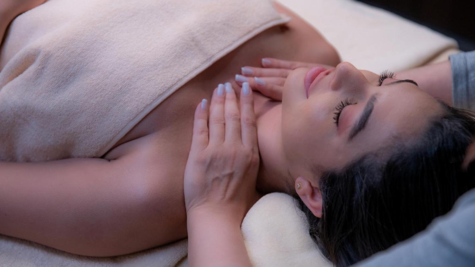 The Abdali Boulevard Hotel Амман Экстерьер фото A woman receiving a facial massage
