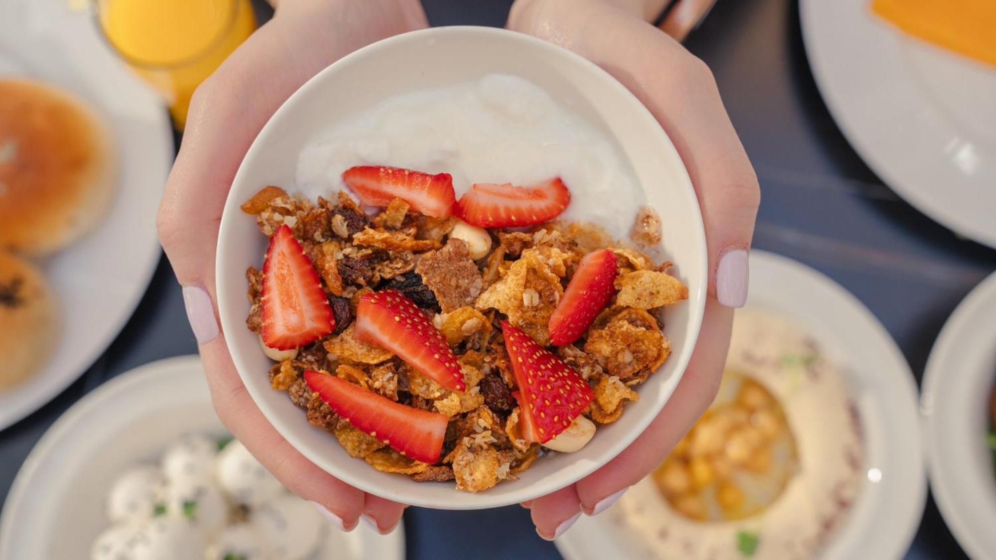 The Abdali Boulevard Hotel Амман Экстерьер фото A bowl of granola with strawberries